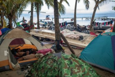 Evacuaron a migrantes venezolanos gravemente enfermos varados en playas del Pacífico de Panamá