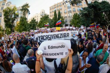 Venezolanos en Madrid protestaron frente al congreso por el reconocimiento de Edmundo González