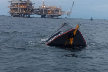 Al menos cuatro fallecidos tras hundimiento de una barcaza petrolera en el Lago de Maracaibo (+Video)