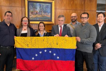 Migrantes entregaron una bandera tricolor al canciller Uruguay que ha defendido la democracia en Venezuela (+Video)