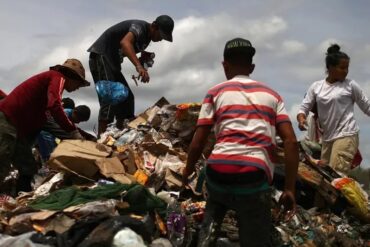 Migrantes venezolanos escarban en los basureros de Brasil para sobrevivir (+Video)