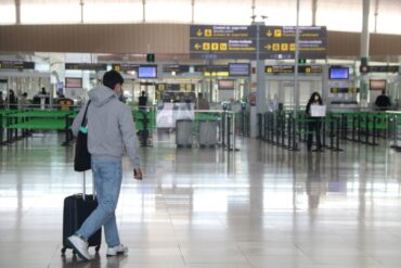 «¡Cuidado! te puede pasar a ti»: Activan campaña de alerta en aeropuertos españoles contra la trata de mujeres, la mayoría latinas