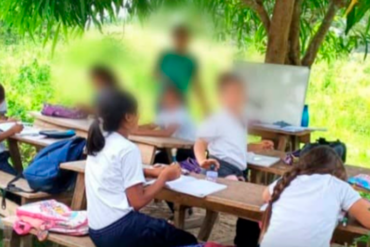 Por falta de aulas en escuela en Barinas ven clases debajo de una mata de mango