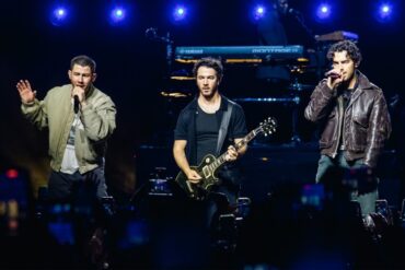 El alarmante momento que vivió Nick Jonas en un concierto: lo apuntaron con un láser en la cabeza y salió corriendo del susto (+Video)