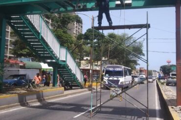 Encontraron el cuerpo sin vida de un hombre colgado en una pasarela en Catia la Mar