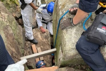 ¡7 horas de angustia! Mujer queda atrapada boca abajo en una lucha desesperada por recuperar su celular