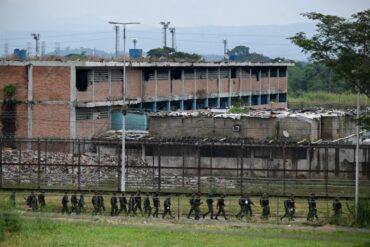 Encapuchados, armados y sin identificación: así están los custodios que vigilan a los opositores detenidos en Tocuyito (+Detalles)