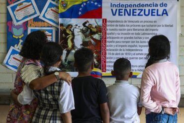 Un colegio en Medellín tiene tantos alumnos venezolanos que en el acto cívico cantan el “Gloria al Bravo Pueblo”