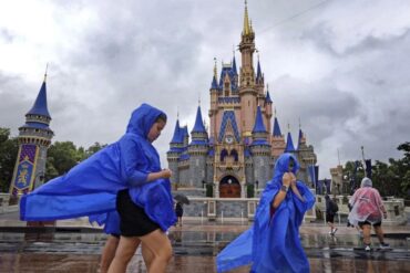 Parques temáticos de Disney en Florida cierran ante la inminente llegada del huracán Milton