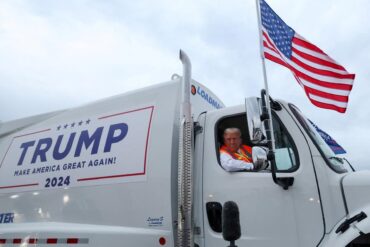 Donald Trump sigue la polémica y llega a un mitin en un camión de basura: “Es un honor a Kamala Harris y Joe Biden” (+Video)