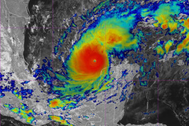 Costa oeste de Florida en alerta máxima por el peligroso huracán Milton: es de categoría 5 y tiene vientos de 285 km/h