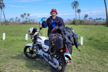 Migrante venezolano viajó miles de kilómetros en su moto para estar presente en el juego de la Vinotinto contra Paraguay